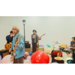 Yûka Eda Instagram - ヤングスキニー「恋は盲目」 @yang_skinny 監督してます。 普段あれだけ冷静沈着なあの子も、しっかりしている大人なあの人も、結局誰かを好きになると自分が自分じゃなくなるし、有ることないこと考えて勝手に鬱になるし、と思ったら些細なことで急激ハッピーになるし。 どうしようもなく誰かを好きになってるときというのは、普段隠してきた心のなかのこどもがピュアに生きているのを感じますよね。 相手に振り回されてるそんな感じが痛くもあり楽しくもあり。けどまあよく考えると自分で自分を振り回してるような... てことでmusic video 楽しんでいただけたら🍟 またOP曲としても..ドラマ『瓜を破る』もよろしくお願いします！ 🍟staff credit Starring: Kayayu, Halo Asada Director: Yuka Eda Cinematographer: Shinya Matsuo 1st AC: Yu Nakamoto 2nd AC: Sugata Ishii Lighting Director: Yoshiyuki Morishita (MIKOSHI Co.,Ltd.) Lighting Assistant: Yosuke Narita Production Designer: Naomi Iwase (R.mond) Hair & Make up: Kana Sakurai Hair & Make up Assistant: Nene Nishiyama Stylist: Haruki Okamura Stylist Assistant: Ayaka Ebata Offline Editor: Ayaka Yamamoto Making Director: Masanori Tanimoto Production Assistant: Kazunari Yamaguchi, Satoru Endo Casting Producer: Ryo Inada (koe Inc.) Assistant Producer: Takuma Obara (koe Inc.) Producer: Yosuke Yamaguchi (koe Inc.) Production: koe Inc.