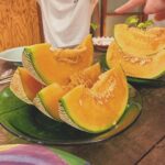 Yûka Eda Instagram - 6月も終わりか〜振り返るぞ😌 1 このように集めているものたちをちいさい神さまと呼んでおります。ケンエレ信者です。 2 撮影で台湾に。朝ごはん。ここの鹹豆漿は搾菜が入っていて本当に美味しかったなあ。 3 海外に行ったら絶対にコンビニでおにぎりと茶とアイスを買うことを決めている。ペットボトルに茶葉が入ってる。さすがお茶大国！日本でも売ってください！ 4 1ヶ月前から予約した念願のお店。パスタおいしすぎた🍝 5 イカ〜〜インゲン豆のペースト。何事という味。 6 チーム陰キャ。いつもありがとうございます。 7 怒涛の撮影。これは美味しいから絶対食べてと言われ、雑な取り置き。あんバタァ 8 メロンの季節だね 9 世界一美味しいトロたく 10 毎度お馴染み1000円ガチャ。今回は五条悟先生でした。別名『ものすごくいらんもの詰め込みガチャ』 6月もよく働き、よく遊びましたね。毎日同じこと言ってますが、自分の人生の機嫌は自分で取っていきたい所存。 今夏もたくさん働いて思いきり遊ぼうと思います。 誰かお祭りとかき氷と花火、しようね🫶お願いします🫶