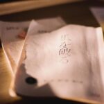 Yûka Eda Instagram - 本日から監督を担当したドラマ『瓜を破る』(原作:板倉梓)がNetflixにて先行配信が始まります。 大人になると「自分とはこういう人間なのだ」と言葉で片付けて、見ないことにしてしまう瞬間が増えた気がします。 ちょっとずつ諦めることで割り切っていく。 それは余裕のない生活のなかで賢く生き抜く術だということもわかってきて。 けれど世間は「自己肯定感を高めようよ！」「個を認めよう」なんて言葉が走り、じわじわと自分を蝕んでいく。 残るのは何となくの寂しさと苦しさ。 誰かと生きることの難しさを感じるたびに、もう1人でいいかもしれないと諦めたくなる。 自己肯定感ってどうやったら高められますか？ 自信ってどうしたらつくんですか？ そうですね。ほんとうにどうしたらいいんでしょうか。 そんな、“頭ではわかるけど心が追いつかない”問いに対して、この作品はなにか手を差し伸べてくれるものがある気がしています。 本日から1話配信。担当話は4、7話です。 誰にも見せたくないし知られたくない弱さも醜さも、みんなちょっとずつ抱えながらの生活。 それでも生きていいんだと自分を許せるきっかけになったら。 どうしようもないさみしさもくるしさも愛情で！包みました！ やあ〜1月期！どうかよろしくお願いいたします！ね！