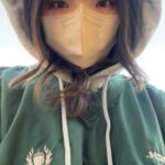 Yûka Eda Instagram - 今年も残すところ1週間を切りましたがいかがお過ごしでしょうか。 こちらは気にせず11月、振り返ります。 1 久々に渋谷3：00集合の文字を見た早朝撮影。この海を撮るためだッ！ 2 技術部は体が資本。そう、ストレッチ大事(爆走カット前) 3 オールアップラスト弁当！木更津名物バー弁。たぬきかわいい。 4 これはこたつの擬犬化 5 今年はマジでグミたくさん食べた。もうしばらくグミはいい。(いっぱいくれてありがとう) 6 編集で寿司をとるの巻(このあとピザきます) 7 制作部の子から、実家から届いたラフランスをもらったのでパイにしてみました。やっと料理をする余裕が出てきた11月🤲 8 現場が続くとスウェットとパーカーばかりになってしまうよね。楽なんだけどさ〜ああ 9 ファミレスフレンド〜居酒屋行っても烏龍茶頼みます〜 10 ずっとこっち見てたペコ。 びっくりするほど写真撮ってなくて、地味に地味にずっと働いてたんだな、の記憶。 今年はとりあえず黙って働けをテーマに走っているが、とくに11月はキツかった気がする。メンタルも体力もちょい追い込まれ感あり。 やっぱり適度に遊ばないとダメだな🤲と思ったの。 バランス🤲でもがんばったよ、えらい 仕事納めまであと少しだ〜 納めたらいっぱいあそびたい。ディズニー、海、馬を見に行く、など(？) 色々誘ってください🤲夜中でも電話していいよ🤲わたしも誘うからさあ！