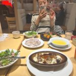Yûka Eda Instagram - 今年も残すところ1週間を切りましたがいかがお過ごしでしょうか。 こちらは気にせず11月、振り返ります。 1 久々に渋谷3：00集合の文字を見た早朝撮影。この海を撮るためだッ！ 2 技術部は体が資本。そう、ストレッチ大事(爆走カット前) 3 オールアップラスト弁当！木更津名物バー弁。たぬきかわいい。 4 これはこたつの擬犬化 5 今年はマジでグミたくさん食べた。もうしばらくグミはいい。(いっぱいくれてありがとう) 6 編集で寿司をとるの巻(このあとピザきます) 7 制作部の子から、実家から届いたラフランスをもらったのでパイにしてみました。やっと料理をする余裕が出てきた11月🤲 8 現場が続くとスウェットとパーカーばかりになってしまうよね。楽なんだけどさ〜ああ 9 ファミレスフレンド〜居酒屋行っても烏龍茶頼みます〜 10 ずっとこっち見てたペコ。 びっくりするほど写真撮ってなくて、地味に地味にずっと働いてたんだな、の記憶。 今年はとりあえず黙って働けをテーマに走っているが、とくに11月はキツかった気がする。メンタルも体力もちょい追い込まれ感あり。 やっぱり適度に遊ばないとダメだな🤲と思ったの。 バランス🤲でもがんばったよ、えらい 仕事納めまであと少しだ〜 納めたらいっぱいあそびたい。ディズニー、海、馬を見に行く、など(？) 色々誘ってください🤲夜中でも電話していいよ🤲わたしも誘うからさあ！