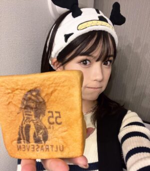 Yūka Murayama Instagram - 下北沢ウルトラタウンフェスの
パン屋さんで
ウルトラセブン55周年のパンゲット🍞
美味しすぎたよ～🤤
 #ウルトラセブン 
 #ウルトラタウンフェス