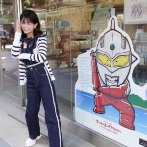 Yūka Murayama Instagram - こちらはオフショット📸
撮影で江ノ島に行ったら
ウルトラセブンめぐりがやってて
すっごく嬉しかった♡
デッカーもプリントされている
トレーナー着てる小ちゃい子がいて
幸せな気持ちになったよ💭
 #ウルトラセブン 
 #江ノ島