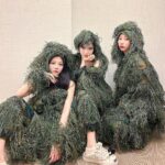 Yao Mi Instagram - 那一天的萬聖夜🎃🎃🎃 只要與對的人 無論去哪裡 做什麼事情 每一分每一秒 都是快樂且值得♥️ 哪裡缺樹、缺綠植請通知我們🌲 @sunyanen_ @yyyrrr414 #2023Yaomi #happyhalloween 浙江橫店影視城