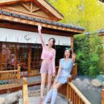 Yao Mi Instagram - 與我的充電寶 @yyyrrr414 一起看 #芭比 心靈覺醒 🩷 要尋找自己存在的價值 要知道自己努力的意義 要突破框架 要活得通透 就像我雖然今天沒去打高爾夫球 但我依然自信穿著 @the.lei.official 套裝🩵 運動時依然可以瀟灑揮桿 平日休閒百搭 出門還不用思考搭配 只要妳不被思想綁架 妳就可以自由為自己做主 🫱🏻‍🫲🏼 #2023Yaomi Beijing