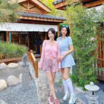 Yao Mi Instagram - 與我的充電寶 @yyyrrr414 一起看 #芭比 心靈覺醒 🩷 要尋找自己存在的價值 要知道自己努力的意義 要突破框架 要活得通透 就像我雖然今天沒去打高爾夫球 但我依然自信穿著 @the.lei.official 套裝🩵 運動時依然可以瀟灑揮桿 平日休閒百搭 出門還不用思考搭配 只要妳不被思想綁架 妳就可以自由為自己做主 🫱🏻‍🫲🏼 #2023Yaomi Beijing