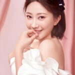 Yao Mi Instagram - 恭喜從心滿一歲囉🥰🙌🏻 @lesourire.dental 生日快樂💕 很開心也很感恩 能擔任從心週年的微笑大使 非常感謝從心美學牙醫的專業技術專，做完 #客製化微笑曲線 自然的貼片，讓我的笑容更自信燦爛，隨性大笑都能抓拍出片🥹 蜜粉們 一同參加從心 8 月生日月的活動 @lesourire.dental 現場有許多美學專案活動和驚喜！ 無論男女，我們都該擁有一口健康的牙齒👍🏻 趕緊私訊「從心美學牙醫診所」報名參加。 預約說是姚蜜的蜜粉有另外的㊙️🥰 週年慶活動流程說明： 8/1—8/31 即可參加『從心生日月活動』 📍預約諮詢，現場報到 📍參加現場「拍照及生日月」活動 📍拍攝X光片後專案管理師初步了解狀況 📍醫師親自1對1諮詢，即刻使用專案活動項目 📍確認療程後，預約後續治療預約 指定8/1-8/5預約，更可享VIP專屬活動資格！ 現場有限量生日驚喜！等蜜粉來挖寶！ 最後我們一起祝福「從心牙醫診所」生日快樂🎂 從心牙醫預約Line：@ lesourire #2023Yaomi