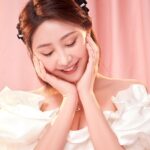 Yao Mi Instagram - 恭喜從心滿一歲囉🥰🙌🏻 @lesourire.dental 生日快樂💕 很開心也很感恩 能擔任從心週年的微笑大使 非常感謝從心美學牙醫的專業技術專，做完 #客製化微笑曲線 自然的貼片，讓我的笑容更自信燦爛，隨性大笑都能抓拍出片🥹 蜜粉們 一同參加從心 8 月生日月的活動 @lesourire.dental 現場有許多美學專案活動和驚喜！ 無論男女，我們都該擁有一口健康的牙齒👍🏻 趕緊私訊「從心美學牙醫診所」報名參加。 預約說是姚蜜的蜜粉有另外的㊙️🥰 週年慶活動流程說明： 8/1—8/31 即可參加『從心生日月活動』 📍預約諮詢，現場報到 📍參加現場「拍照及生日月」活動 📍拍攝X光片後專案管理師初步了解狀況 📍醫師親自1對1諮詢，即刻使用專案活動項目 📍確認療程後，預約後續治療預約 指定8/1-8/5預約，更可享VIP專屬活動資格！ 現場有限量生日驚喜！等蜜粉來挖寶！ 最後我們一起祝福「從心牙醫診所」生日快樂🎂 從心牙醫預約Line：@ lesourire #2023Yaomi
