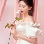 Yao Mi Instagram - 恭喜從心滿一歲囉🥰🙌🏻 @lesourire.dental 生日快樂💕 很開心也很感恩 能擔任從心週年的微笑大使 非常感謝從心美學牙醫的專業技術專，做完 #客製化微笑曲線 自然的貼片，讓我的笑容更自信燦爛，隨性大笑都能抓拍出片🥹 蜜粉們 一同參加從心 8 月生日月的活動 @lesourire.dental 現場有許多美學專案活動和驚喜！ 無論男女，我們都該擁有一口健康的牙齒👍🏻 趕緊私訊「從心美學牙醫診所」報名參加。 預約說是姚蜜的蜜粉有另外的㊙️🥰 週年慶活動流程說明： 8/1—8/31 即可參加『從心生日月活動』 📍預約諮詢，現場報到 📍參加現場「拍照及生日月」活動 📍拍攝X光片後專案管理師初步了解狀況 📍醫師親自1對1諮詢，即刻使用專案活動項目 📍確認療程後，預約後續治療預約 指定8/1-8/5預約，更可享VIP專屬活動資格！ 現場有限量生日驚喜！等蜜粉來挖寶！ 最後我們一起祝福「從心牙醫診所」生日快樂🎂 從心牙醫預約Line：@ lesourire #2023Yaomi
