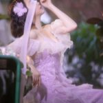 Yao Mi Instagram - #絕世網紅 追完了！！！ 來一張絕世網紅感的配圖💜 這部劇很諷刺，也很真實。 當代社會的樣貌，透過戲劇張力，活生生血淋淋的呈現。 有的人看完後，覺得很浮誇？ 但可能我有一半的朋友圈是娛樂圈、網紅圈。 對我而言，只是因為不同的人文城市，所以故事背景不同，但所要傳遞訊息「包裝」是一樣的。 其中讓我聯想到好幾群人，她們的社交方式就是一群人約出來拍照，打卡，真實生活毫無交流。 曾經參加過一場生日會，讓我印象深刻，有知名的網紅也有藝人、名媛，大多數彼此不認識，或是僅有一面之緣，這一頓生日餐安安靜靜的吃飯，頂多兩三句的尬聊，最後就是拍照、合照，大家開始認真修圖，手機順時針輪流傳，最後出圖，我感到很震驚，有的人修圖到本人站在你面前，你都不知道是這個人的程度！也讓我明白我不適合這個充滿粉紅泡泡的交友圈。 還要親眼所見所聞這個藝人在化妝間跟別人在抱怨、批評另外一位藝人，結果會看到她在社交平台上，卻在這個藝人的版面上留言「寶寶你好美、好想你、我們什麼時候約會」諸如此類的話、或是上傳照片「#好姐妹 #sister 」 以上，我的內心只有充滿啥小？？？ 假來假去帶著面具，真的沒必要。 活到老是學到老。 而不是活到老演到老。 活的真實 活的明白 活出自我價值 對於人生才有存在的意義 我也很開心自己的心境 又到了另外一個階段 自在的生活 往小目標與大目標前進 我一直很感動一件事情 很感恩我這僅有的五萬多蜜粉🙏🏻🥹 雖然平時我很少發文，我的貼文也很少有粉絲互動，但是每一次，無論是心靈雞湯還是生活分享、社會事件的感受，我的社群上總是充滿溫暖，不曾有過謾罵，忘記是幾年前時，周遭朋友曾問過，「你都沒有遇過奇怪粉絲攻擊你嗎？」我是真的沒有耶（當然我也希望不要有啦） 我最多遇到攻擊的都是朋友圈與我不熟悉的人？ 但嘴巴長在別人身上又能如何呢？ 總而言之 繼續前進 爬得越高 走得越遠 你就聽不見一樓的狗叫聲了 🥰 #2023Yaomi Beijing
