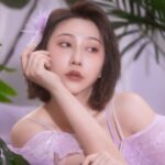 Yao Mi Instagram - #絕世網紅 追完了！！！ 來一張絕世網紅感的配圖💜 這部劇很諷刺，也很真實。 當代社會的樣貌，透過戲劇張力，活生生血淋淋的呈現。 有的人看完後，覺得很浮誇？ 但可能我有一半的朋友圈是娛樂圈、網紅圈。 對我而言，只是因為不同的人文城市，所以故事背景不同，但所要傳遞訊息「包裝」是一樣的。 其中讓我聯想到好幾群人，她們的社交方式就是一群人約出來拍照，打卡，真實生活毫無交流。 曾經參加過一場生日會，讓我印象深刻，有知名的網紅也有藝人、名媛，大多數彼此不認識，或是僅有一面之緣，這一頓生日餐安安靜靜的吃飯，頂多兩三句的尬聊，最後就是拍照、合照，大家開始認真修圖，手機順時針輪流傳，最後出圖，我感到很震驚，有的人修圖到本人站在你面前，你都不知道是這個人的程度！也讓我明白我不適合這個充滿粉紅泡泡的交友圈。 還要親眼所見所聞這個藝人在化妝間跟別人在抱怨、批評另外一位藝人，結果會看到她在社交平台上，卻在這個藝人的版面上留言「寶寶你好美、好想你、我們什麼時候約會」諸如此類的話、或是上傳照片「#好姐妹 #sister 」 以上，我的內心只有充滿啥小？？？ 假來假去帶著面具，真的沒必要。 活到老是學到老。 而不是活到老演到老。 活的真實 活的明白 活出自我價值 對於人生才有存在的意義 我也很開心自己的心境 又到了另外一個階段 自在的生活 往小目標與大目標前進 我一直很感動一件事情 很感恩我這僅有的五萬多蜜粉🙏🏻🥹 雖然平時我很少發文，我的貼文也很少有粉絲互動，但是每一次，無論是心靈雞湯還是生活分享、社會事件的感受，我的社群上總是充滿溫暖，不曾有過謾罵，忘記是幾年前時，周遭朋友曾問過，「你都沒有遇過奇怪粉絲攻擊你嗎？」我是真的沒有耶（當然我也希望不要有啦） 我最多遇到攻擊的都是朋友圈與我不熟悉的人？ 但嘴巴長在別人身上又能如何呢？ 總而言之 繼續前進 爬得越高 走得越遠 你就聽不見一樓的狗叫聲了 🥰 #2023Yaomi Beijing
