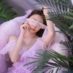 Yao Mi Instagram - #絕世網紅 追完了！！！ 來一張絕世網紅感的配圖💜 這部劇很諷刺，也很真實。 當代社會的樣貌，透過戲劇張力，活生生血淋淋的呈現。 有的人看完後，覺得很浮誇？ 但可能我有一半的朋友圈是娛樂圈、網紅圈。 對我而言，只是因為不同的人文城市，所以故事背景不同，但所要傳遞訊息「包裝」是一樣的。 其中讓我聯想到好幾群人，她們的社交方式就是一群人約出來拍照，打卡，真實生活毫無交流。 曾經參加過一場生日會，讓我印象深刻，有知名的網紅也有藝人、名媛，大多數彼此不認識，或是僅有一面之緣，這一頓生日餐安安靜靜的吃飯，頂多兩三句的尬聊，最後就是拍照、合照，大家開始認真修圖，手機順時針輪流傳，最後出圖，我感到很震驚，有的人修圖到本人站在你面前，你都不知道是這個人的程度！也讓我明白我不適合這個充滿粉紅泡泡的交友圈。 還要親眼所見所聞這個藝人在化妝間跟別人在抱怨、批評另外一位藝人，結果會看到她在社交平台上，卻在這個藝人的版面上留言「寶寶你好美、好想你、我們什麼時候約會」諸如此類的話、或是上傳照片「#好姐妹 #sister 」 以上，我的內心只有充滿啥小？？？ 假來假去帶著面具，真的沒必要。 活到老是學到老。 而不是活到老演到老。 活的真實 活的明白 活出自我價值 對於人生才有存在的意義 我也很開心自己的心境 又到了另外一個階段 自在的生活 往小目標與大目標前進 我一直很感動一件事情 很感恩我這僅有的五萬多蜜粉🙏🏻🥹 雖然平時我很少發文，我的貼文也很少有粉絲互動，但是每一次，無論是心靈雞湯還是生活分享、社會事件的感受，我的社群上總是充滿溫暖，不曾有過謾罵，忘記是幾年前時，周遭朋友曾問過，「你都沒有遇過奇怪粉絲攻擊你嗎？」我是真的沒有耶（當然我也希望不要有啦） 我最多遇到攻擊的都是朋友圈與我不熟悉的人？ 但嘴巴長在別人身上又能如何呢？ 總而言之 繼續前進 爬得越高 走得越遠 你就聽不見一樓的狗叫聲了 🥰 #2023Yaomi Beijing