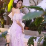 Yao Mi Instagram - #絕世網紅 追完了！！！ 來一張絕世網紅感的配圖💜 這部劇很諷刺，也很真實。 當代社會的樣貌，透過戲劇張力，活生生血淋淋的呈現。 有的人看完後，覺得很浮誇？ 但可能我有一半的朋友圈是娛樂圈、網紅圈。 對我而言，只是因為不同的人文城市，所以故事背景不同，但所要傳遞訊息「包裝」是一樣的。 其中讓我聯想到好幾群人，她們的社交方式就是一群人約出來拍照，打卡，真實生活毫無交流。 曾經參加過一場生日會，讓我印象深刻，有知名的網紅也有藝人、名媛，大多數彼此不認識，或是僅有一面之緣，這一頓生日餐安安靜靜的吃飯，頂多兩三句的尬聊，最後就是拍照、合照，大家開始認真修圖，手機順時針輪流傳，最後出圖，我感到很震驚，有的人修圖到本人站在你面前，你都不知道是這個人的程度！也讓我明白我不適合這個充滿粉紅泡泡的交友圈。 還要親眼所見所聞這個藝人在化妝間跟別人在抱怨、批評另外一位藝人，結果會看到她在社交平台上，卻在這個藝人的版面上留言「寶寶你好美、好想你、我們什麼時候約會」諸如此類的話、或是上傳照片「#好姐妹 #sister 」 以上，我的內心只有充滿啥小？？？ 假來假去帶著面具，真的沒必要。 活到老是學到老。 而不是活到老演到老。 活的真實 活的明白 活出自我價值 對於人生才有存在的意義 我也很開心自己的心境 又到了另外一個階段 自在的生活 往小目標與大目標前進 我一直很感動一件事情 很感恩我這僅有的五萬多蜜粉🙏🏻🥹 雖然平時我很少發文，我的貼文也很少有粉絲互動，但是每一次，無論是心靈雞湯還是生活分享、社會事件的感受，我的社群上總是充滿溫暖，不曾有過謾罵，忘記是幾年前時，周遭朋友曾問過，「你都沒有遇過奇怪粉絲攻擊你嗎？」我是真的沒有耶（當然我也希望不要有啦） 我最多遇到攻擊的都是朋友圈與我不熟悉的人？ 但嘴巴長在別人身上又能如何呢？ 總而言之 繼續前進 爬得越高 走得越遠 你就聽不見一樓的狗叫聲了 🥰 #2023Yaomi Beijing