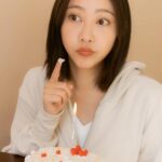 Yao Mi Instagram - 雖然這句話很老土 但我覺得這幾樣元素真的很重要 願我們都 發財 被愛 好運常在 ♥️😋😛😝😜🤪😍🥰😘 📷 @liveforlive #2022Yaomi 浙江橫店影視城