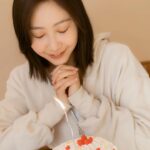 Yao Mi Instagram - 雖然這句話很老土 但我覺得這幾樣元素真的很重要 願我們都 發財 被愛 好運常在 ♥️😋😛😝😜🤪😍🥰😘 📷 @liveforlive #2022Yaomi 浙江橫店影視城