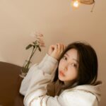 Yao Mi Instagram - 雖然這句話很老土 但我覺得這幾樣元素真的很重要 願我們都 發財 被愛 好運常在 ♥️😋😛😝😜🤪😍🥰😘 📷 @liveforlive #2022Yaomi 浙江橫店影視城