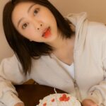 Yao Mi Instagram - 雖然這句話很老土 但我覺得這幾樣元素真的很重要 願我們都 發財 被愛 好運常在 ♥️😋😛😝😜🤪😍🥰😘 📷 @liveforlive #2022Yaomi 浙江橫店影視城