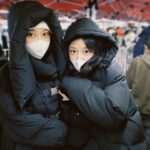 Yao Mi Instagram - 冬天的打工人日常 這個天氣 冷到腳底發麻 不是一件發熱衣、羽絨服可以解決的 🥶🥶🥶 #2022Yaomi 浙江橫店影視城