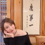 Yao Mi Instagram - 在人生的旅途中 我們遇見的每一個人 都有所啟發·給予意義 無論是從出發站相識 還是中轉站遇見 過程有人上車、有人下車 有收穫·有成長 2023列車即將到達 2024列車即將啟程 讓我們繼續 尋找美好 尋找自己 好好的感受生活 Happy New Year #充電完畢 #整裝出發 與我的充電寶 @yyyrrr414 第一次的出國旅行🩷💜 #2023Yaomi Seoul, Korea