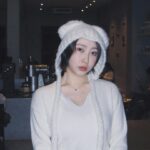 Yao Mi Instagram - 我期待的是雪還有你在的冬天❄️ 聽說一起看初雪的人 會一直一直在一起🥹 但我們住在北京的台北幫 直接破壞這浪漫氣氛啦😶‍🌫️ #請看最後一則影片 #親切感就是這麼直白 迎接完雪花 接下來是聖誕·元旦·新年 還有更好的我們🤍 #2023Yaomi #初雪 北京市 （Beijing, China）
