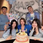 Yao Mi Instagram - 感恩一切💙🙏🏻🥹 謝謝我愛的人跟愛我的人在我身邊 這是最幸福的事 工作與興趣平衡 愛人與戰友共生 2024繼續向前行🐝 謝謝人生第一個送我愛馬仕的女人 @yyyrrr414 謝謝騙走我眼淚的女人 @sunyanen_ 謝謝遠端遙控驚喜的女人 @chenhui____ #房間門口開了一個小花舖 #是個被寵愛的好日子 @2023Yaomi #happybirthday