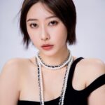 Yao Mi Instagram - 🖤🤍 這段話讓我內心無比寧靜 分享給大家 當自己能量越來越高時 開始真正理解每一個人沒有好壞、沒有對錯 只是處在不同的能量頻率 呈現出不同的狀態，做了不同的選擇。 言慢者貴，性柔者富，德厚者旺。 請允許自己做自己，也允許別人做別人，會活的更灑脫。 #願我們都活的灑脫 #2023yaomi 浙江橫店影視城