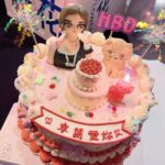 Yao Mi Instagram - 感恩一切💙🙏🏻🥹 謝謝我愛的人跟愛我的人在我身邊 這是最幸福的事 工作與興趣平衡 愛人與戰友共生 2024繼續向前行🐝 謝謝人生第一個送我愛馬仕的女人 @yyyrrr414 謝謝騙走我眼淚的女人 @sunyanen_ 謝謝遠端遙控驚喜的女人 @chenhui____ #房間門口開了一個小花舖 #是個被寵愛的好日子 @2023Yaomi #happybirthday