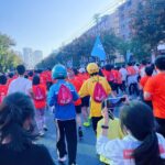 Yao Mi Instagram - #2023中行杯橫店馬拉松 今日是 馬拉松小蜜蜂🐝 每個劇組需要派出3名代表 運動家精神的蜜 絕對是堅持跑完 #請看圖9 中途遇到2位創意人士 穿著外送員的衣服 一位是美團外賣 一位是餓了嗎外賣 他們一邊跑著 一邊問旁邊的人 這是你的外賣嗎？ 這是誰的外賣？ 😆😆😆 齁呦 真的是很醋咪內 #2023Yaomi #橫店 #馬拉松 浙江橫店影視城