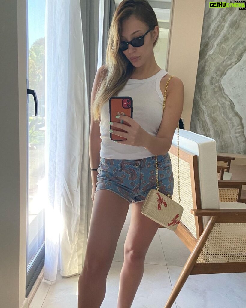 Yasmin Erbil Instagram - mirror selfie addict🐤🎉💁🏼‍♀️🍓