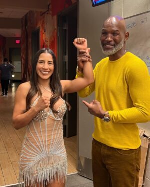 Yokasta Valle Instagram - Gracias a @goldenboy por una excelente velada en Houston, la pase increíble conocí a un excelente ídolo como @jorgelinares y su bella esposa, además de gente que admiro mucho. La última foto es para mi madre @azucenaalvarez5 uno de sus galanes preferidos #mimamaesnovelera 
Thanks to @goldenboy for an excellent evening in Houston, I had an incredible time meeting an excellent idol like @jorgelinares and his beautiful wife, as well as people that I admire a lot. The last photo is for my mother @azucenaalvarez5, one of her favorite actors #mimamaesnovelera