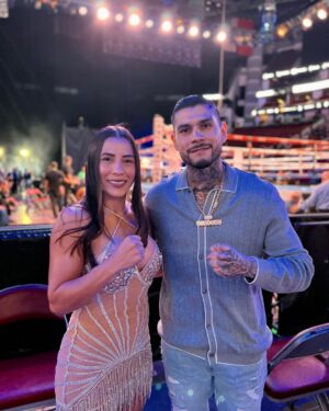 Yokasta Valle Instagram - Gracias a @goldenboy por una excelente velada en Houston, la pase increíble conocí a un excelente ídolo como @jorgelinares y su bella esposa, además de gente que admiro mucho. La última foto es para mi madre @azucenaalvarez5 uno de sus galanes preferidos #mimamaesnovelera 
Thanks to @goldenboy for an excellent evening in Houston, I had an incredible time meeting an excellent idol like @jorgelinares and his beautiful wife, as well as people that I admire a lot. The last photo is for my mother @azucenaalvarez5, one of her favorite actors #mimamaesnovelera
