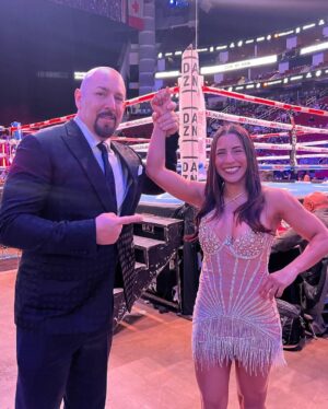 Yokasta Valle Instagram - Gracias a @goldenboy por una excelente velada en Houston, la pase increíble conocí a un excelente ídolo como @jorgelinares y su bella esposa, además de gente que admiro mucho. La última foto es para mi madre @azucenaalvarez5 uno de sus galanes preferidos #mimamaesnovelera 
Thanks to @goldenboy for an excellent evening in Houston, I had an incredible time meeting an excellent idol like @jorgelinares and his beautiful wife, as well as people that I admire a lot. The last photo is for my mother @azucenaalvarez5, one of her favorite actors #mimamaesnovelera