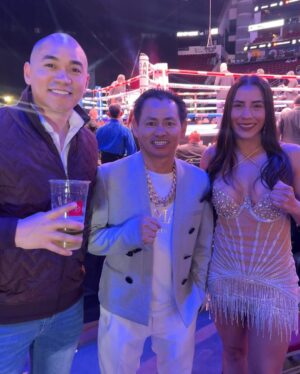 Yokasta Valle Instagram - Gracias a @goldenboy por una excelente velada en Houston, la pase increíble conocí a un excelente ídolo como @jorgelinares y su bella esposa, además de gente que admiro mucho. La última foto es para mi madre @azucenaalvarez5 uno de sus galanes preferidos #mimamaesnovelera 
Thanks to @goldenboy for an excellent evening in Houston, I had an incredible time meeting an excellent idol like @jorgelinares and his beautiful wife, as well as people that I admire a lot. The last photo is for my mother @azucenaalvarez5, one of her favorite actors #mimamaesnovelera