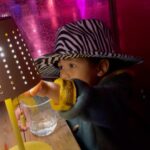 Yolanda Tati Instagram - Fizemos uma Despedida de Filho Único 🥳😂🎠❤️ Organizámos um plano surpresa - como todos os dos seus emocionantes 2 anos e 4 Meses - e levámos o Leonardo para viver um fim de tarde-pseudo-noite-porque-horário-de-Inverno com direito a TANTA limonada, mochis, voos e cowboyada, que até viu estrelinhas… 🤠🤣 NADAAAAN… O Leonilson está PRONTO! VEEEEM, Bebé-Cujo-Nome-Não-Será-Nataniel-nem-Natalino-nem-Natanielson-mesmo-se-nascer-realmente-no-dia-de-Natal… 🎅🏾👋🏾🙉🙈🐒 #MoambaComPizza #Family #Love #Natal #DespedidaDoLeonilson #ItalianoDeCabinda