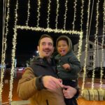 Yolanda Tati Instagram - Fizemos uma Despedida de Filho Único 🥳😂🎠❤️ Organizámos um plano surpresa - como todos os dos seus emocionantes 2 anos e 4 Meses - e levámos o Leonardo para viver um fim de tarde-pseudo-noite-porque-horário-de-Inverno com direito a TANTA limonada, mochis, voos e cowboyada, que até viu estrelinhas… 🤠🤣 NADAAAAN… O Leonilson está PRONTO! VEEEEM, Bebé-Cujo-Nome-Não-Será-Nataniel-nem-Natalino-nem-Natanielson-mesmo-se-nascer-realmente-no-dia-de-Natal… 🎅🏾👋🏾🙉🙈🐒 #MoambaComPizza #Family #Love #Natal #DespedidaDoLeonilson #ItalianoDeCabinda