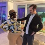 Yolanda Tati Instagram - 9 Months Life. Noite maravilhosa de ontem, com amigos queridos e amados que se mudaram para a vizinhança: Uma benção, estávamos a precisar! Miúdos felizes, abraços sinceros, bom vinho para quem pode… 😅🌙✨ A tribo vai crescendo e nós tbm 🤰🏾🤍 Deslizar e sorrir 🙃 - A Foto do Barrigão de frente Vs A Foto de Lado 😂 Qual PREFEREM? De lado tem mais piada, pras memórias 🦭 - O Vosso Ti Marco Live! Maridão em modo Jam Session 🎸 - A Alegria pura do Leonardo… e o Amor aos croquetes 🫶🏾 - Por fim… A minha vida todinha, num olhar e num gesto ❤️ #MoambaComPizza #TheTatiTurco #9Meses #Gravida #Family #LifeIsREAL #Love