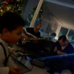 Yolanda Tati Instagram - 9 Months Life. Noite maravilhosa de ontem, com amigos queridos e amados que se mudaram para a vizinhança: Uma benção, estávamos a precisar! Miúdos felizes, abraços sinceros, bom vinho para quem pode… 😅🌙✨ A tribo vai crescendo e nós tbm 🤰🏾🤍 Deslizar e sorrir 🙃 - A Foto do Barrigão de frente Vs A Foto de Lado 😂 Qual PREFEREM? De lado tem mais piada, pras memórias 🦭 - O Vosso Ti Marco Live! Maridão em modo Jam Session 🎸 - A Alegria pura do Leonardo… e o Amor aos croquetes 🫶🏾 - Por fim… A minha vida todinha, num olhar e num gesto ❤️ #MoambaComPizza #TheTatiTurco #9Meses #Gravida #Family #LifeIsREAL #Love