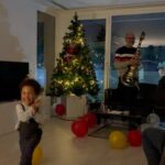 Yolanda Tati Instagram - 9 Months Life. Noite maravilhosa de ontem, com amigos queridos e amados que se mudaram para a vizinhança: Uma benção, estávamos a precisar! Miúdos felizes, abraços sinceros, bom vinho para quem pode… 😅🌙✨ A tribo vai crescendo e nós tbm 🤰🏾🤍 Deslizar e sorrir 🙃 - A Foto do Barrigão de frente Vs A Foto de Lado 😂 Qual PREFEREM? De lado tem mais piada, pras memórias 🦭 - O Vosso Ti Marco Live! Maridão em modo Jam Session 🎸 - A Alegria pura do Leonardo… e o Amor aos croquetes 🫶🏾 - Por fim… A minha vida todinha, num olhar e num gesto ❤️ #MoambaComPizza #TheTatiTurco #9Meses #Gravida #Family #LifeIsREAL #Love