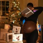 Yolanda Tati Instagram - GRANDE EMBRULHO! 😂🎁 Este Natal não me restou energia nem tempo para muitos presentes… Porém: este foi também o ano onde o Amor dos meus se fez mais Presente. Para quem está a correr, como eu, sugiro os kits Botik do @oboticariopt. O presente ideal para a Mãe, a Amiga ou a Irmã que ama e merece uma rotina de skincare perfeita. Adoro a estética dos frascos, a sustentabilidade das embalagens, e o alto poder regenerador para: TODAS-as-peles… Melhor do que isso? Só nascendo de novo. Mas quem DEVIA NASCER… NÃO NASCE. Só acho… 🥹 @oboticariopt #EuEscolhoAMinhaPele #Botik #SquadBotik #OBoticarioPt Pub
