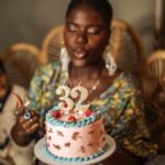 Yolanda Tati Instagram - Muito Obrigada a todos 🤍🎉🥹💐 32 com Sonhos dentro e fora do corpo🤰🏾 Queria apenas agradecer a todos… acho que este tem sido um ano particularmente difícil e cheio de novos desafios para todos nós e promete continuar a fazer com que nos questionemos e reinventemos quando tudo parecer estar do avesso. Podia dizer que tenho, literalmente, uma criança dentro de mim… mas prefiro resumir com o nosso mítico, eterno e muuuui infantil: “JÁ NUM FICO TRISTI… GOXTO BUÉ DE RIR!!!” Buuuuahahahah 😂😂😂😂🔊🔊💕💕💕 Boraaaa 3.2, tou prontaaaaa!!! Recarregada com a energia dos MELHORES que a Vida me deu… OBRIGADA A TODOSSS!! OBRIGADA, UNIVERSO!!! OBRIGADA, DEUS: TUDO CERTO ❣️❣️❣️❣️❣️❣️ #MissYoloMood #MyBirthday #Birthdaycake #Baby #Family #JustForFun #OBRIGADA