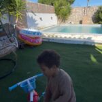 Yolanda Tati Instagram - Dump de fim-de-semana! Uma xícara de Amor com uma pitada de Humor ☕️🌷🥹😂🏡 1 - Leonilson ganhou um ProMax 🧑🏽‍🍼 2 - O Gindungo que veio na bagagem de porão 🧳🇦🇴 3 - Eu quando descobri que a minha família tem Tesla 4 - A Ventresca italiana da bagagem de mão ✈️🇮🇹 5 - Italiano de Cabinda embala Cabindense de Itália ❤️ 6,7 - A Mesa do almoço de hoje… 🦪🍝 8 - …Para equilibrar com a mesa de ontem 🇦🇴🌶️ 9 - Manhã de jardinagem e reboque de pesados 🚜😅 10 - Max a fazer SENTIR o nome 😁👏🏾💨 #MoambaComPizza #TheTatiTurco #Family #Angola #Portugal #Italia #LifeIsReal #Humor