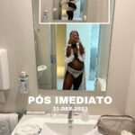 Yolanda Tati Instagram - A BELEZA DO PÓS 🤍 Parte 1 Hoje, 20 dias pós-parto, neste meu Transitório Eu. Podia chamar-lhe Corpo de Empréstimo, porém estou a pagar a crédito 😂 Na crença firme deste processo que é só MEU. Podia chamar-lhe Amnésia, a esta falta de memória física, quando tantas me perguntam se: “está a ser mais fácil desta segunda vez?” huahahah 😅 - Não. Infelizmente não. Aliás, saibam: é mais difícil. A diástase de uma segunda gravidez geralmente é maior e leva um pouco mais de tempo a ir ao sítio. E, no meu caso, de recuperação de uma segunda cesariana (sim, quem já assistiu o Relato de Parto sabe de tudo o que aconteceu…) também tende a custar um pouco mais. A perda de peso pode até ser mais rápida, porém a recuperação muscular não. (Palavras da minha querida Médica, abençoadas sejam as exceções à regra) Todas sabemos que a Recuperação é um processo feio. Longe do esplendor da concepção e da Gravidez. Mas não tem de ser assim, portanto… BORA MUDAR A NARRATIVA? A minha prioridade é estar bem para mim e para a minha Família. Estou a amamentar e equilibro a minha dieta alimentar nesse sentido. Tenho indicação médica para recomeçar a Fisioterapia Pélvica (sinto que tenho a bacia, os ligamentos e a pélvis ainda fora do lugar…). Faltam 3 semanas (semana 6 pós-cirurgia) até poder retomar os treinos e recuperar o meu abdómen e fechar a diástase. Temos caminho pela frente! 😉 Vou NOVAMENTE 💪🏾 atrás da minha MELHOR VERSÃO e estou optimista e firme: Querem acompanhar? Quem está comigo? Daqui a 30 Dias volto com update ✨ #PosParto #AntesEDepois #MaternidadeReal #Corpo #BelezaNatural #Autoestima
