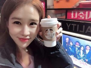 Yoo In-na Instagram - 감동의 은탁이가 
커피차랑 핫도그까지보내줌
#김고은 #유인나 #이동욱
#진심이닿다 #도깨비
© @ys870922