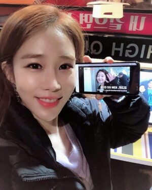 Yoo In-na Instagram - 은탁이랑 같이찍음 
#김고은 #유인나
© @ys870922