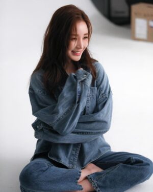 Yoon Jin-yi Instagram - 안녕하세요 배우 윤진이 입니다

어느 유튜버가 저에 대한 근거 없는 이야기를 만든 영상을 보았습니다.
4분26초짜리 영상에는 정말 어처구니 없는 거짓 이야기들이 많더군요.
그 내용이 마치 사실인 것처럼 유명 기자님의 TV출연 화면을 교묘하게 편집하여 저에 대한 악성 루머 영상을 만들었습니다.
처음에는 너무 황당한 이야기라 대응 없이 웃어넘기려 했으나, 그 영상을 보신분들 중에 그 내용을 믿으시는 분도 계시더군요.
무엇보다 제 주변 소중한분들이 속상해 하시는 모습이 마음 불편했습니다.
저는 어릴적 꿈이였던 배우가 되기 위해 연극영화과에 진학하였습니다. 대학교 재학시절 학교 에 오디션을 보러 온 기획사와 전속계약을 맺게 되었고, 열심히 노력하여 데뷔작을 통해 지금 까지 10년간 연기자 활동을 하고 있습니다. 학생과 배우를 제외한 어떠한 직업과 일도 하지 않았습니다.
저는 배우입니다. 제 일을 사랑하고, 감사하며 누구보다 즐기며 일을 하고 있습니다. 응원해주시는 여러분 덕분에 연기를 할 수 있어 행복합니다.
더더욱 열심히 노력하여 진정성 있는 연기자로 거듭나겠습니다.
항상 아껴주시고, 응원해주셔서 감사합니다.
늘 건강하고, 행복하세요~~ ^^