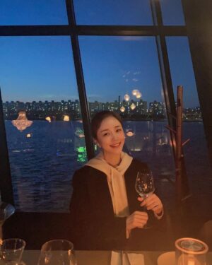 Yoon Jin-yi Instagram - 행복한밤 ❤️😍