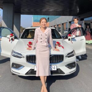 Yoon Jin-yi Instagram - 웨딩카도 타보고 ㅎㅎ넘나 재밌었던 촬영