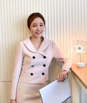 Yoon Jin-yi Instagram - 오늘은 신사와 아가씨 하는날 💖