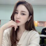Yoon Jin-yi Instagram - 야근이지만 항상 즐거운 대기실 💖오늘 본방사수 해주세용