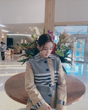 Yoon Jin-yi Instagram - 행복으로 가득 하길 💕